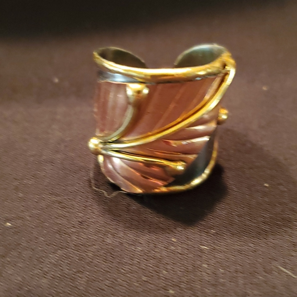 Leaf motif adjustable ring